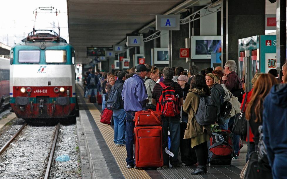 Treno regionale per Pisa soppresso, pendolari nel caos 