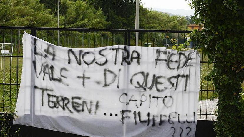 Viareggio calcio, striscione contro la nuova proprietà
