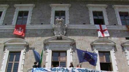 Gli studenti irrompono in Rettorato, sospeso il cda