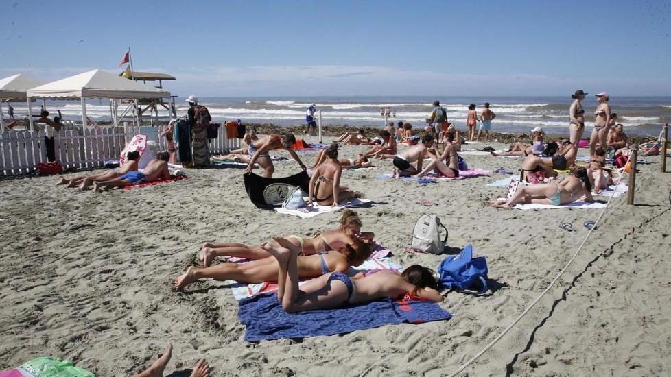 Notte di lavoro per i balneari, ma la spiaggia ora è pulita