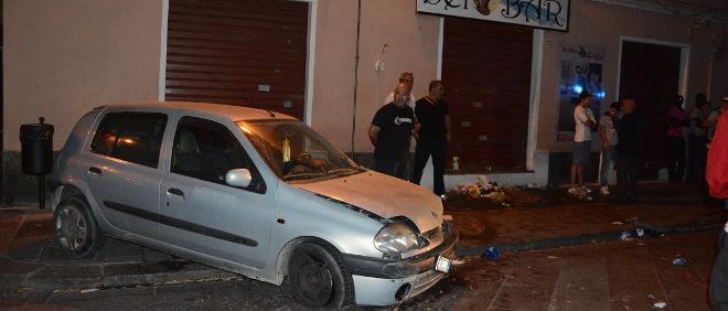 Clio contro bar, l’autista era ubriaco. Ancora grave il bimbo 