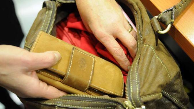 Rubano dalle borse dei clienti di un locale, denunciati