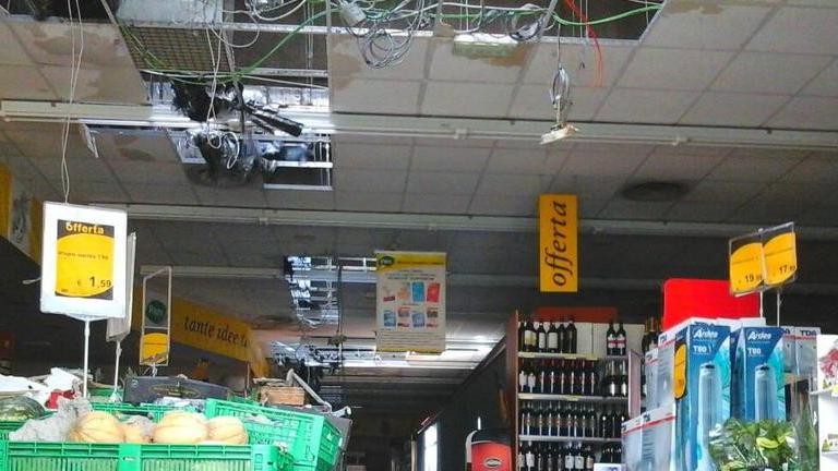 Fiamme in un supermercato di Montale