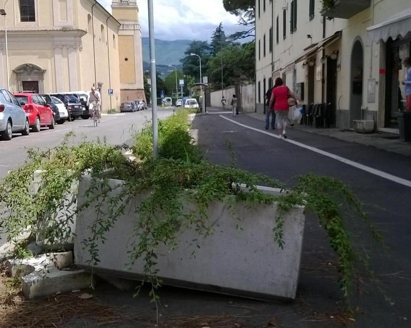 Fioriera sbarra da due settimane la pista ciclabile 