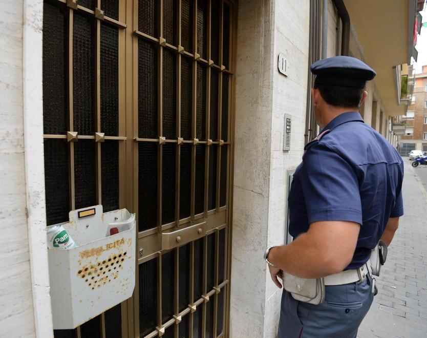 Non paga l’affitto del negozio e lui la minaccia di morte 