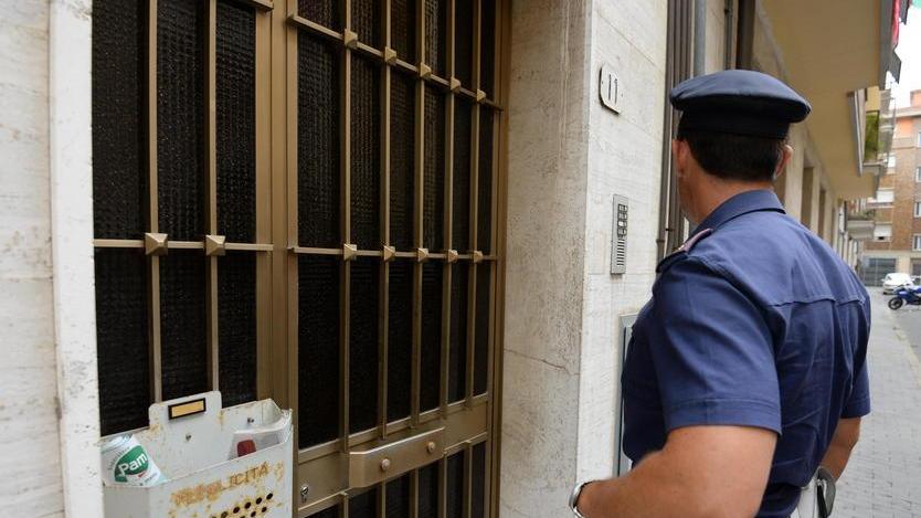 Non paga l’affitto del negozio e lui la minaccia di morte