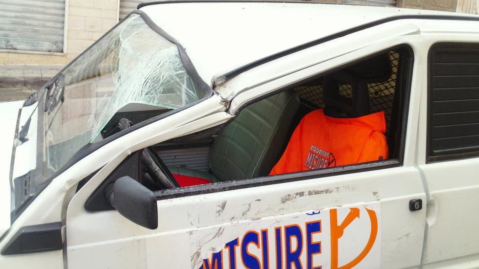 Comignolo precipita su un’auto, tragedia sfiorata a Sassari 
