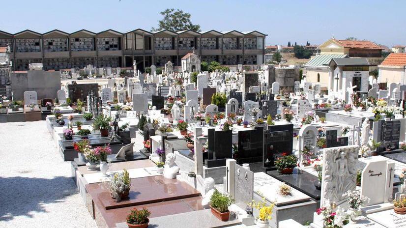 Raffica di furti e vandalismi al cimitero di Vallecchia