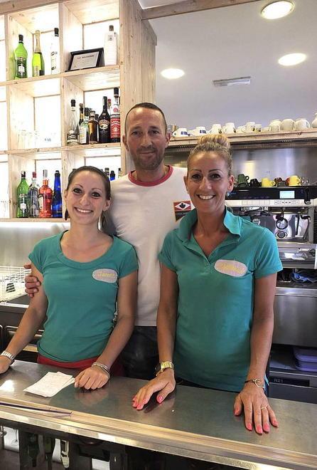 Bimba dimenticata in strada 
