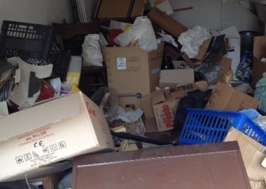 Una casa abitata da rifiuti e scarafaggi 