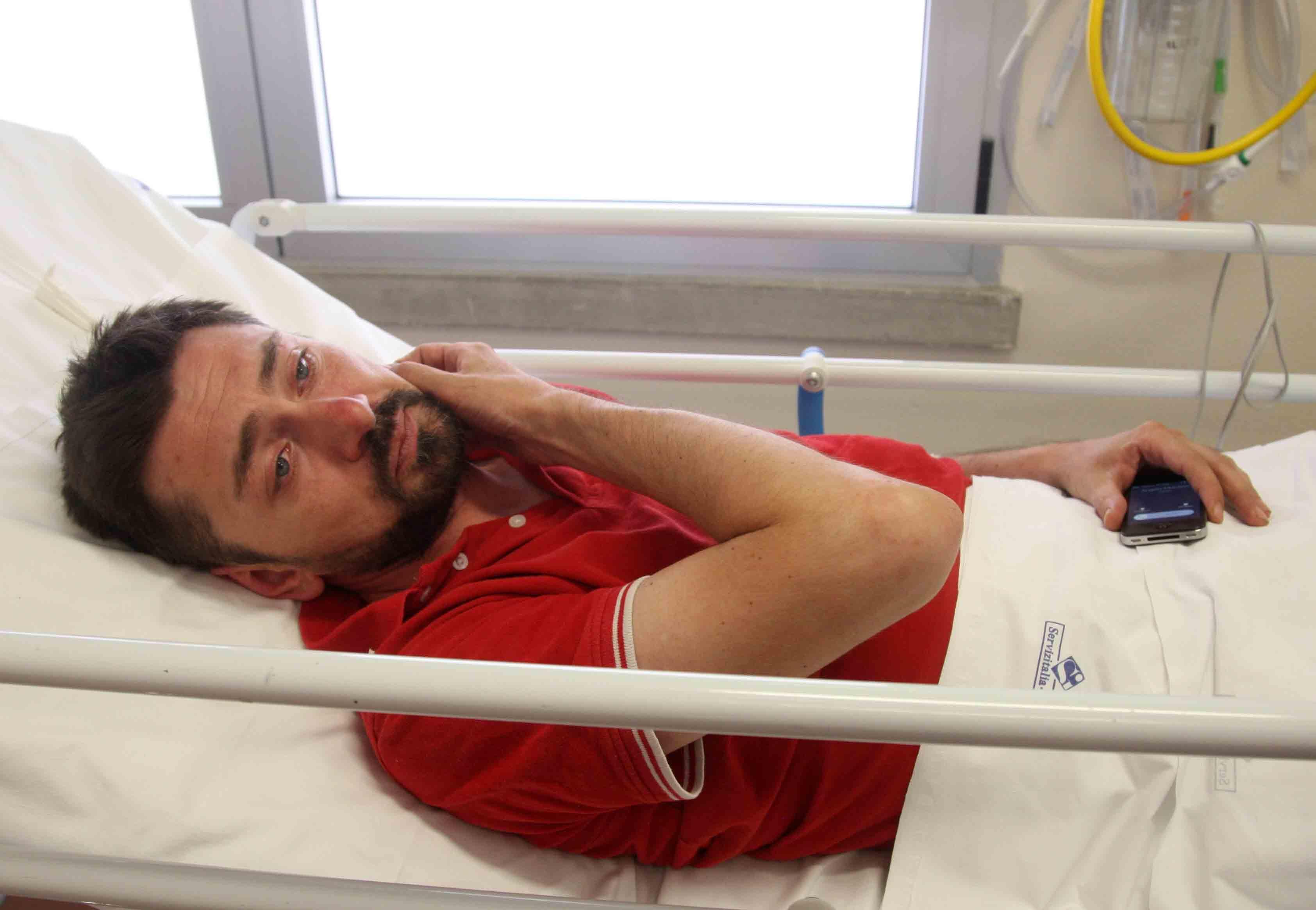 Commesso massacrato a pugni e calci dai rapinatori 