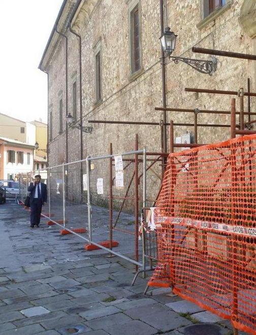 Cadono calcinacci, piazzetta transennata