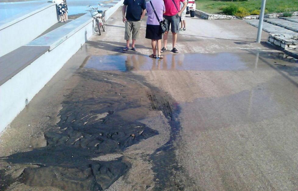 Sversamenti maleodoranti sulla spiaggia 