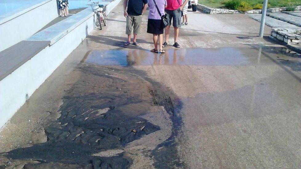 Sversamenti maleodoranti sulla spiaggia
