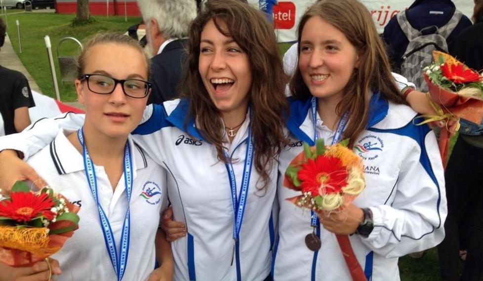 Brillano in Bosnia le canoe kayak rosa del Maristaeli Luni