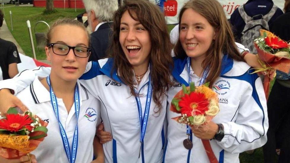 Brillano in Bosnia le canoe kayak rosa del Maristaeli Luni