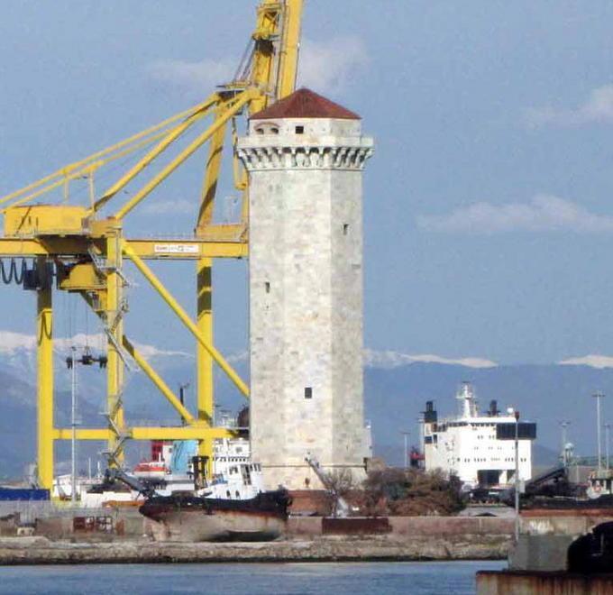 «Abbattete il silos e spostate la Torre del Marzocco» 