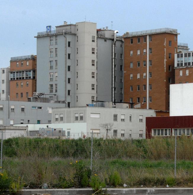 Auto contro un pilastro, feriti due anziani