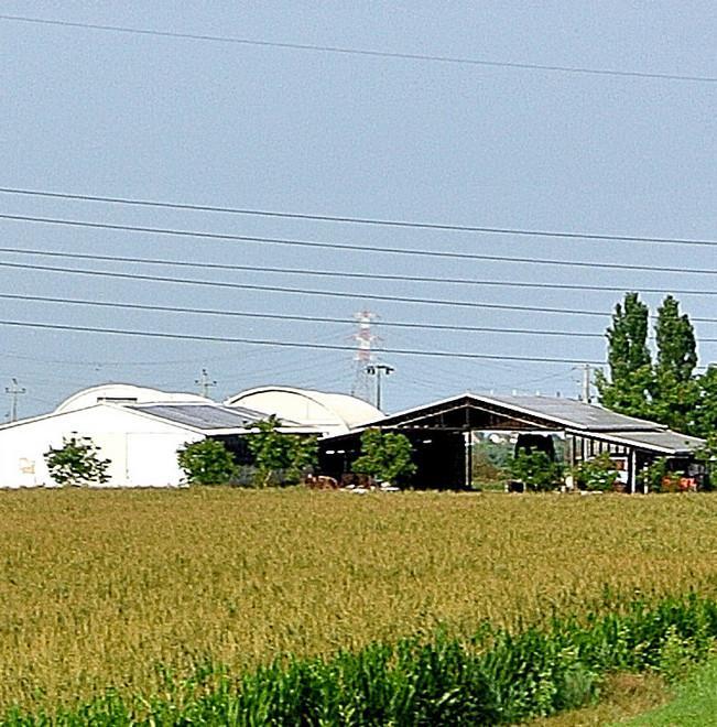 Pannelli fotovoltaici a fuoco in un’azienda di Codigoro