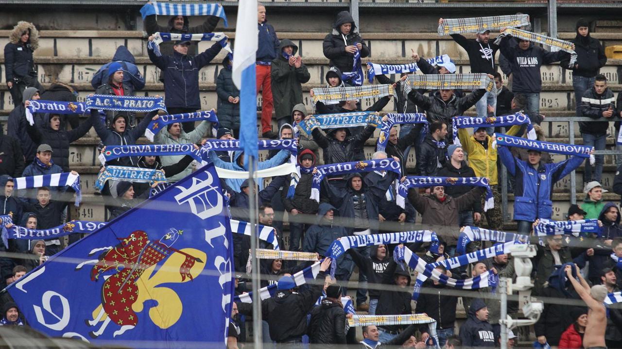 Mostrò i genitali agli avversari durante una lite allo stadio: condannato