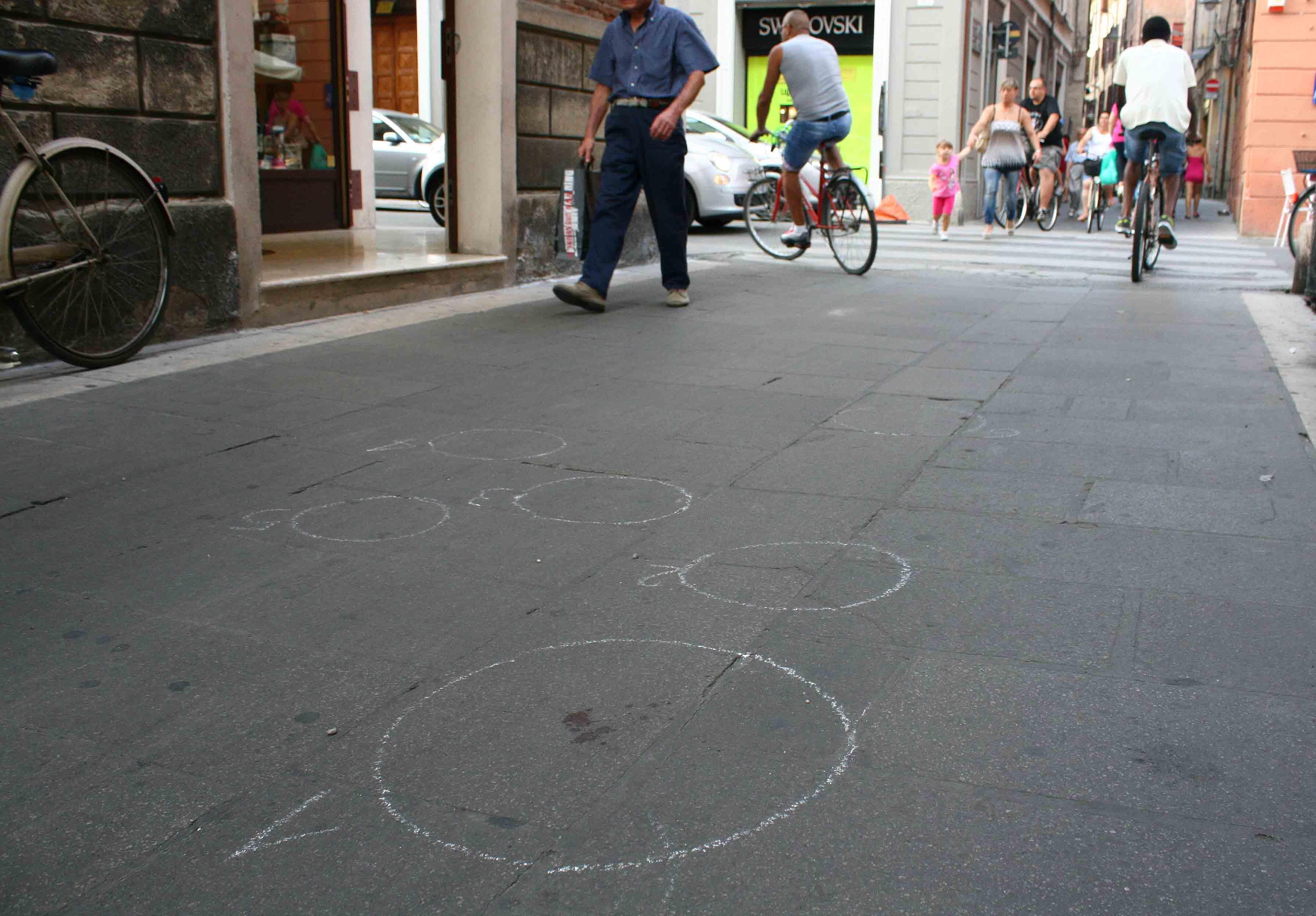 I cerchi di gesso sull'asfalto di via Carlo Mayr