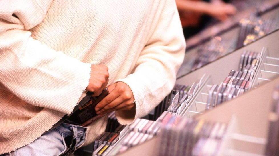 Fermati in quattro mentre escono dal supermercato senza pagare