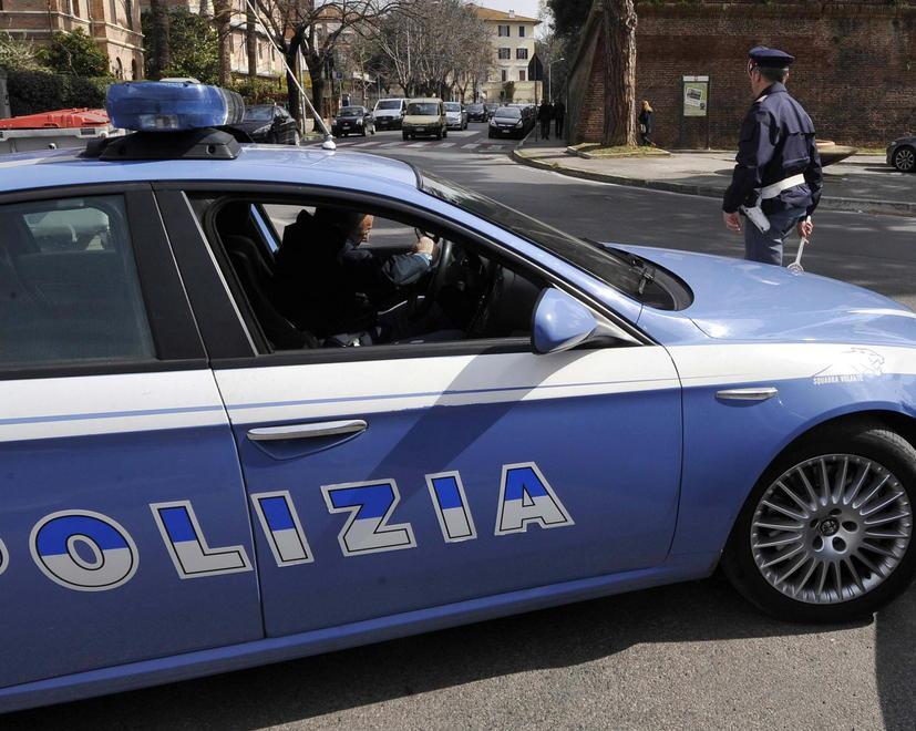 Minacciano i passanti con una mazza da baseball 
