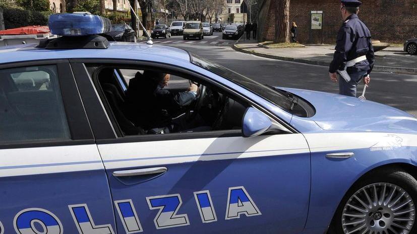 Minacciano i passanti con una mazza da baseball