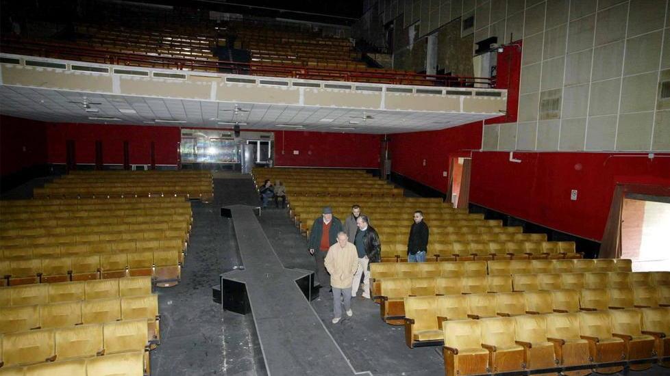 Spaccano sedie e vetrate nell’ex cinema, denunciati otto giovani