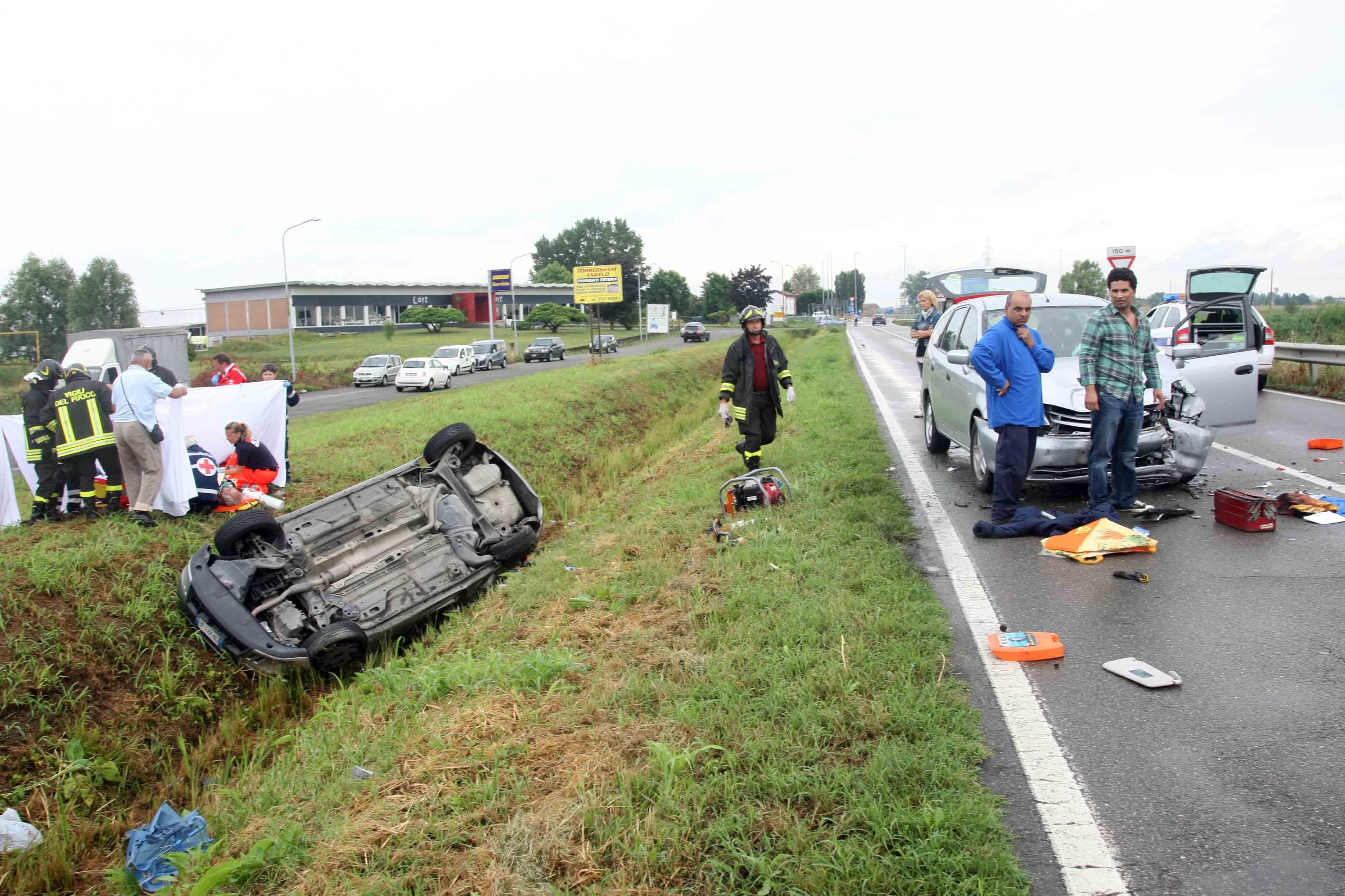 Frontale sulla provinciale, automobilista in pericolo di vita 