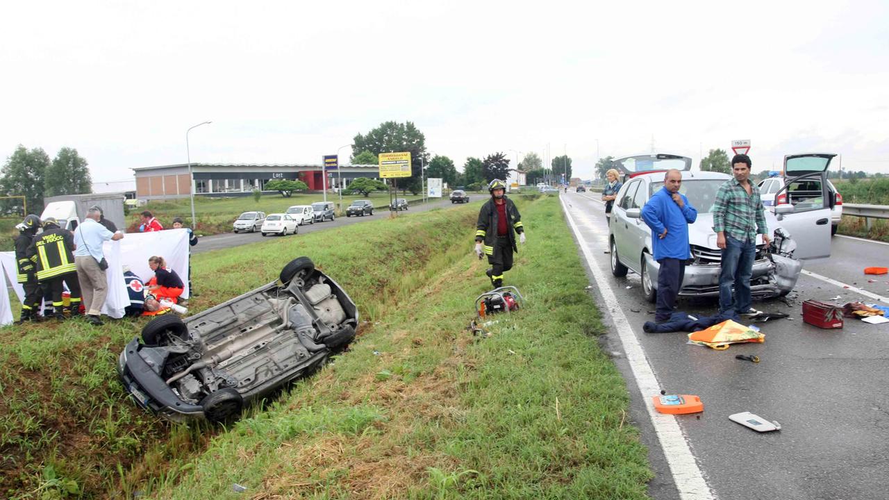 Frontale sulla provinciale, automobilista in pericolo di vita