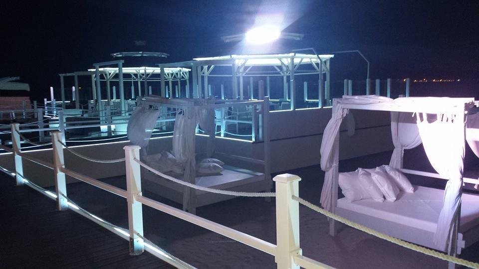 Tavoli e pedane sulla sabbia, sequestrato parte del Sax Beach al Poetto 