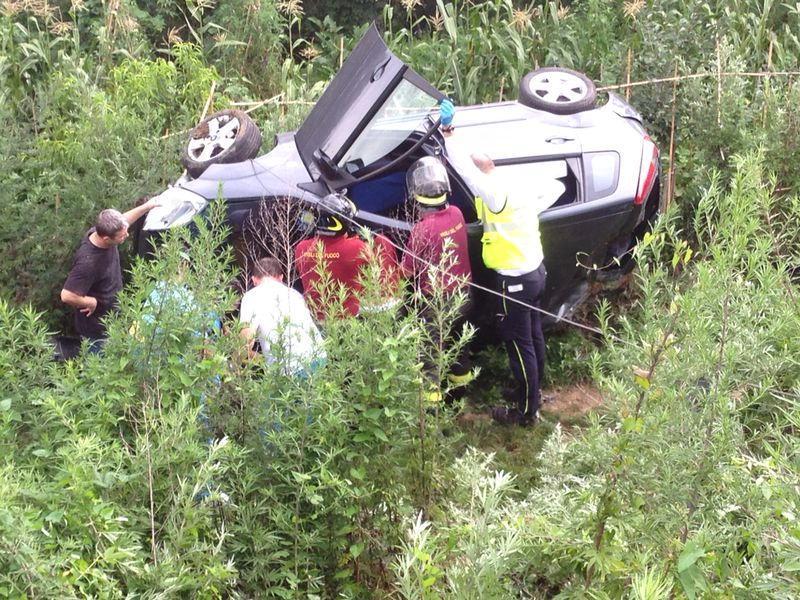 Auto si ribalta dopo lo scoppio di una gomma 