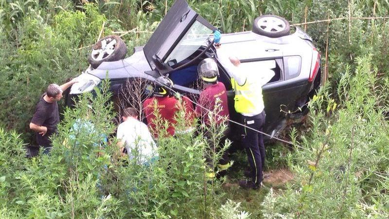 Auto si ribalta dopo lo scoppio di una gomma