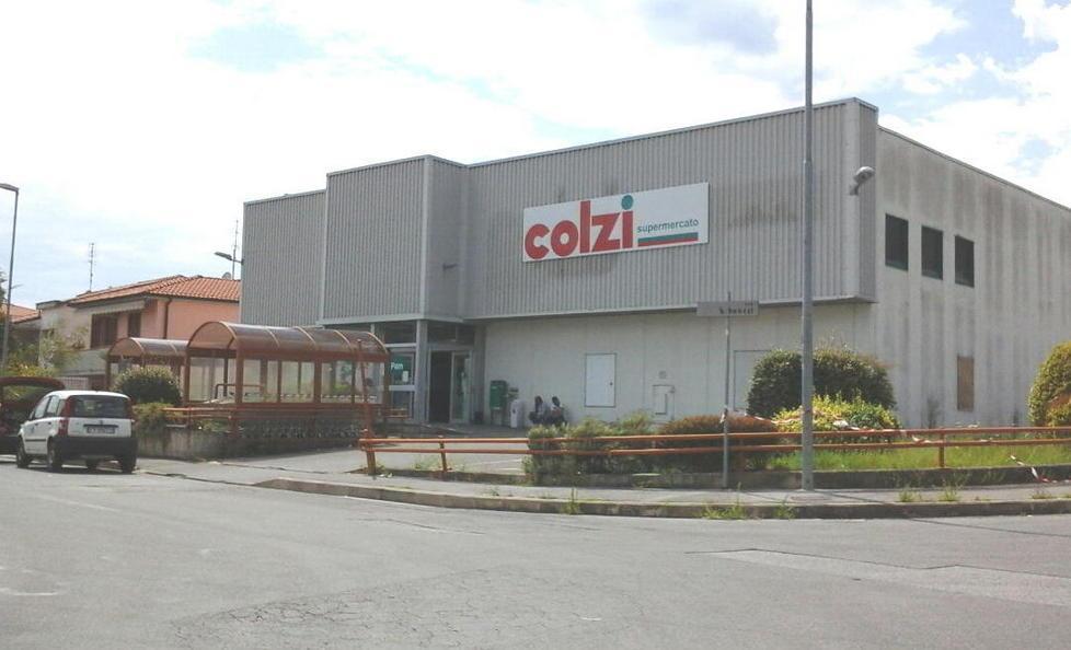 Incendio all’ora di punta nel supermercato “Colzi”