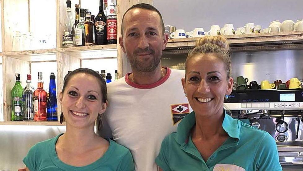 Bimba dimenticata in strada accolta e rifocillata in un bar 