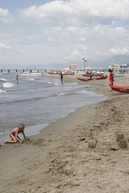 Balneari al lavoro di notte: il lavarone sparisce e la spiaggia è ok