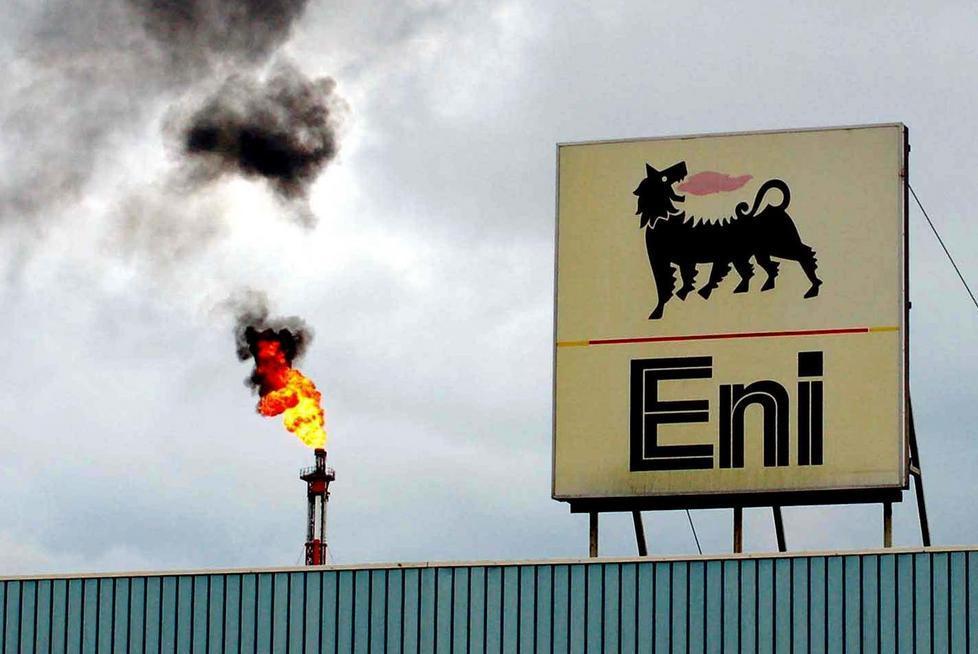 Fumo nero dall’Eni. «Ma era vetroresina»