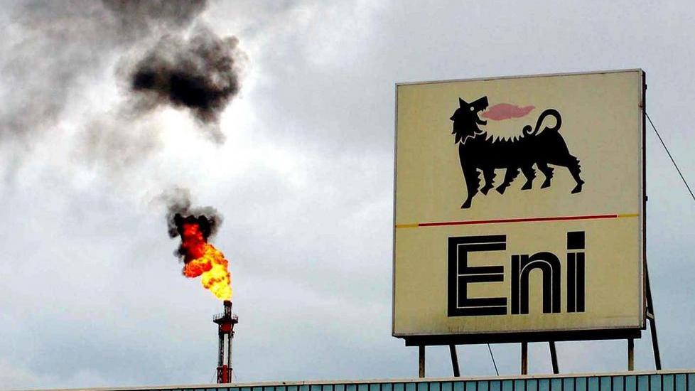 Fumo nero dall’Eni. «Ma era vetroresina»