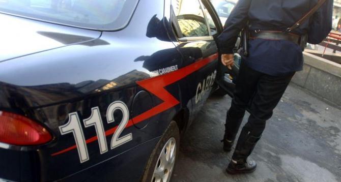 Si lancia sulle auto e picchia i soccorritori 