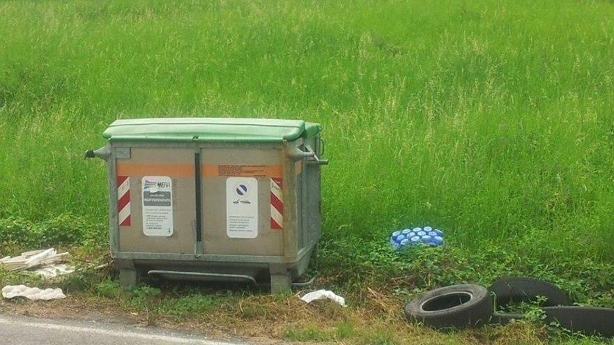 «Tanti rifiuti abbandonati e dimenticati»