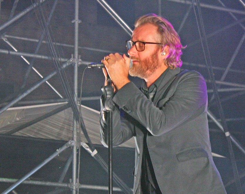 Berninger scompare dal palco... e la folla dei National lo insegue