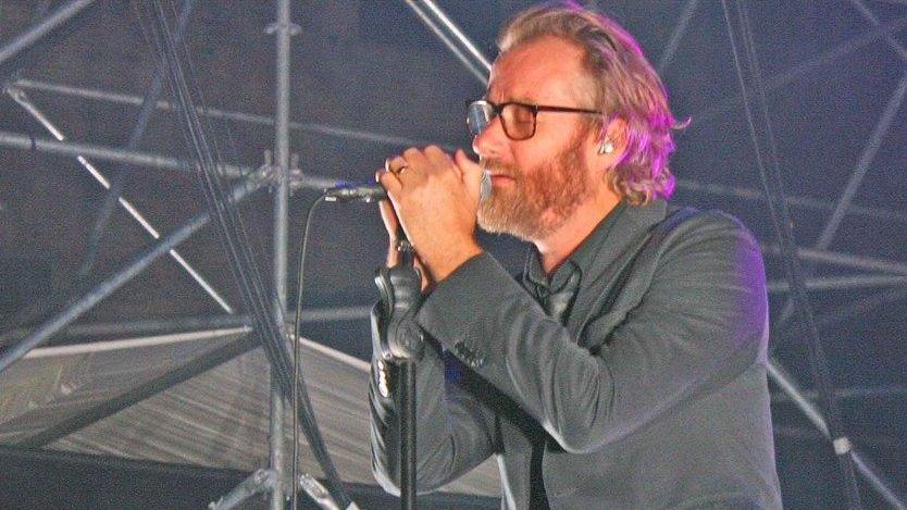 Berninger scompare dal palco... e la folla dei National lo insegue