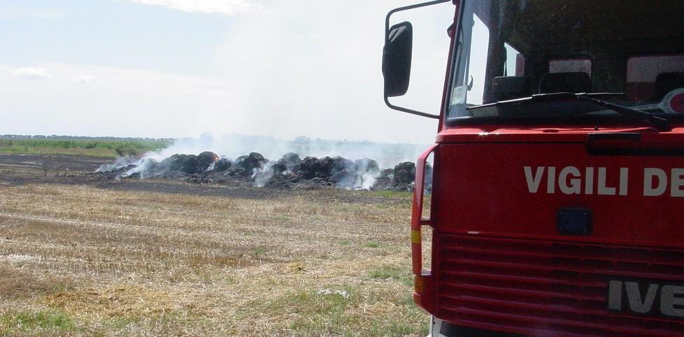A fuoco settanta rotoballe paura in via Mondo Nuovo 