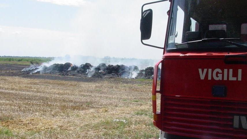 A fuoco settanta rotoballe paura in via Mondo Nuovo