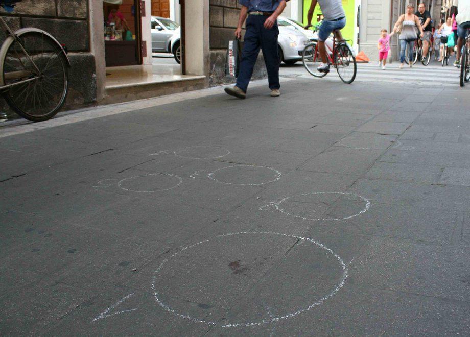 Accoltellato davanti ai passanti 