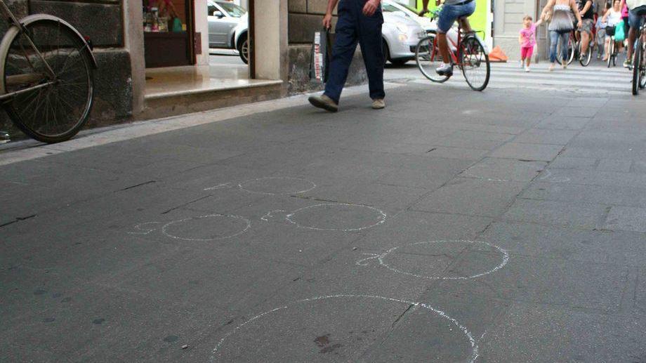Accoltellato davanti ai passanti