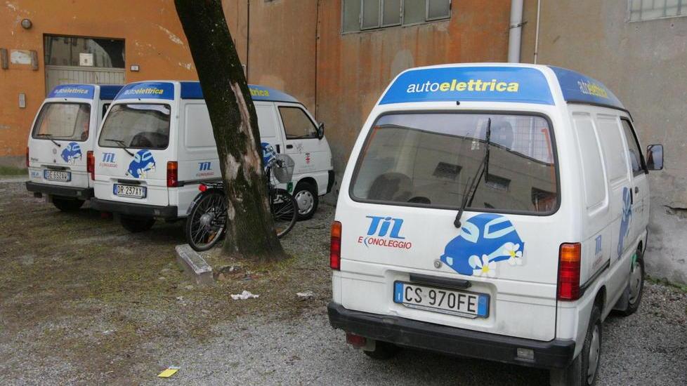 Baby ladri in fuga sui tetti delle auto alla Til