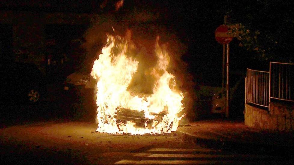 Incendiata un’auto a Nuoro, indaga la polizia 