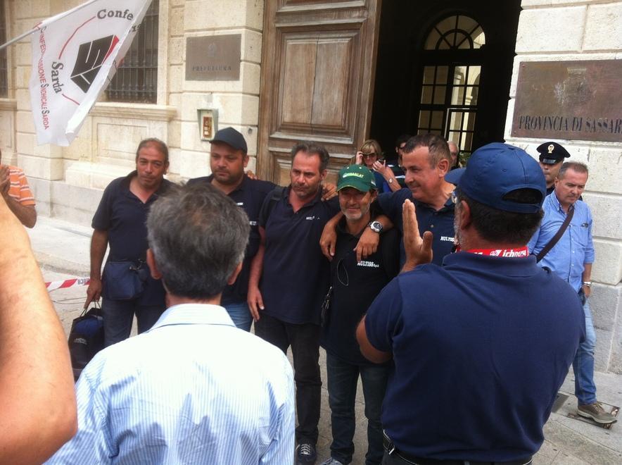 Multiss, gli operai scendono dal tetto del palazzo della Provincia 